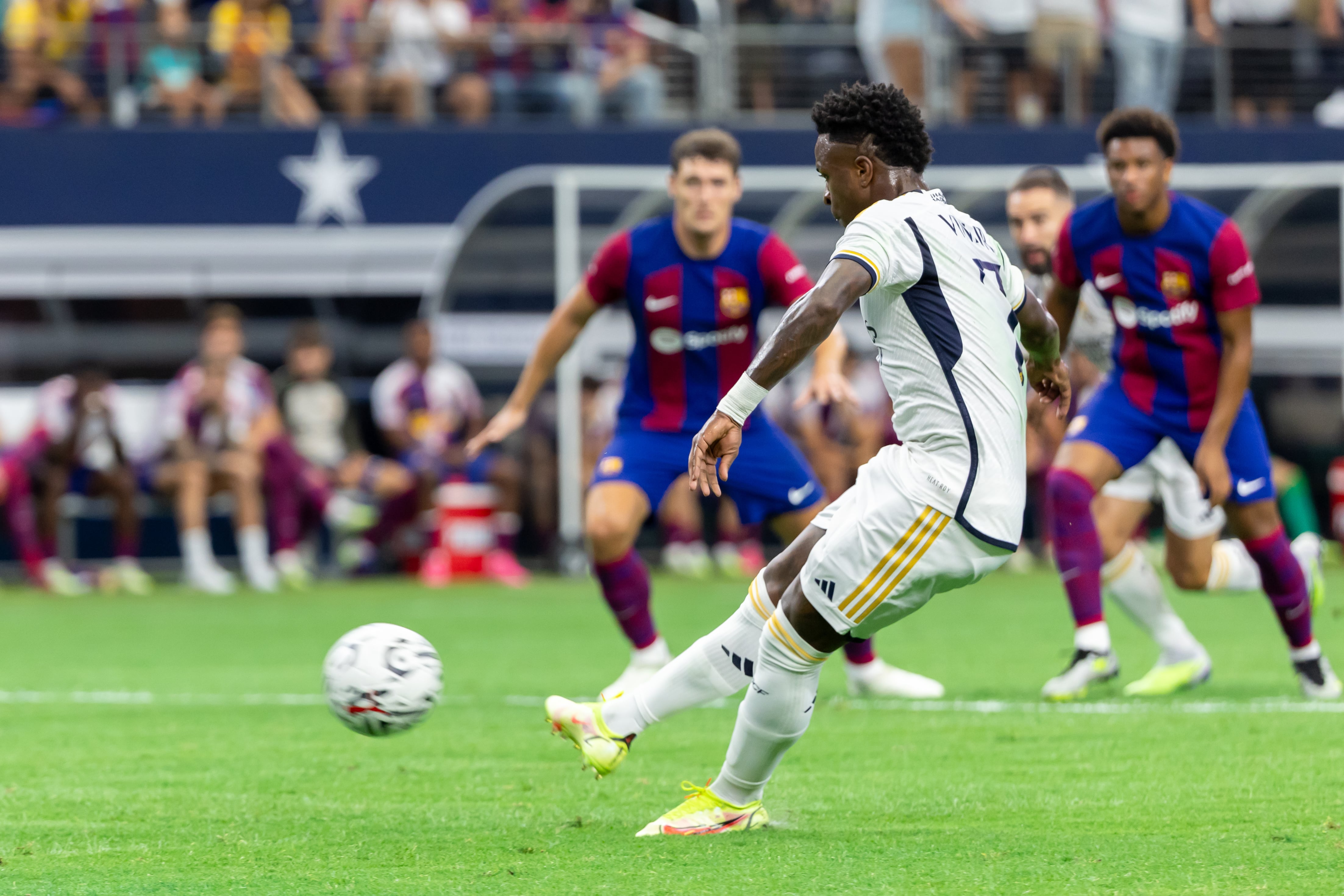 Vinicius lanza el penalti que se acabaría estrellando en el larguero en el Clásico de Dallas.