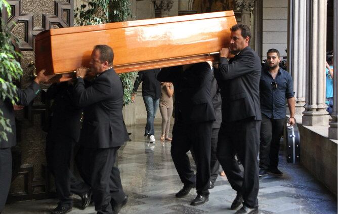 El féretro con los restos mortales de Peret llega al Saló de Cent del Ayuntamiento de Barcelona