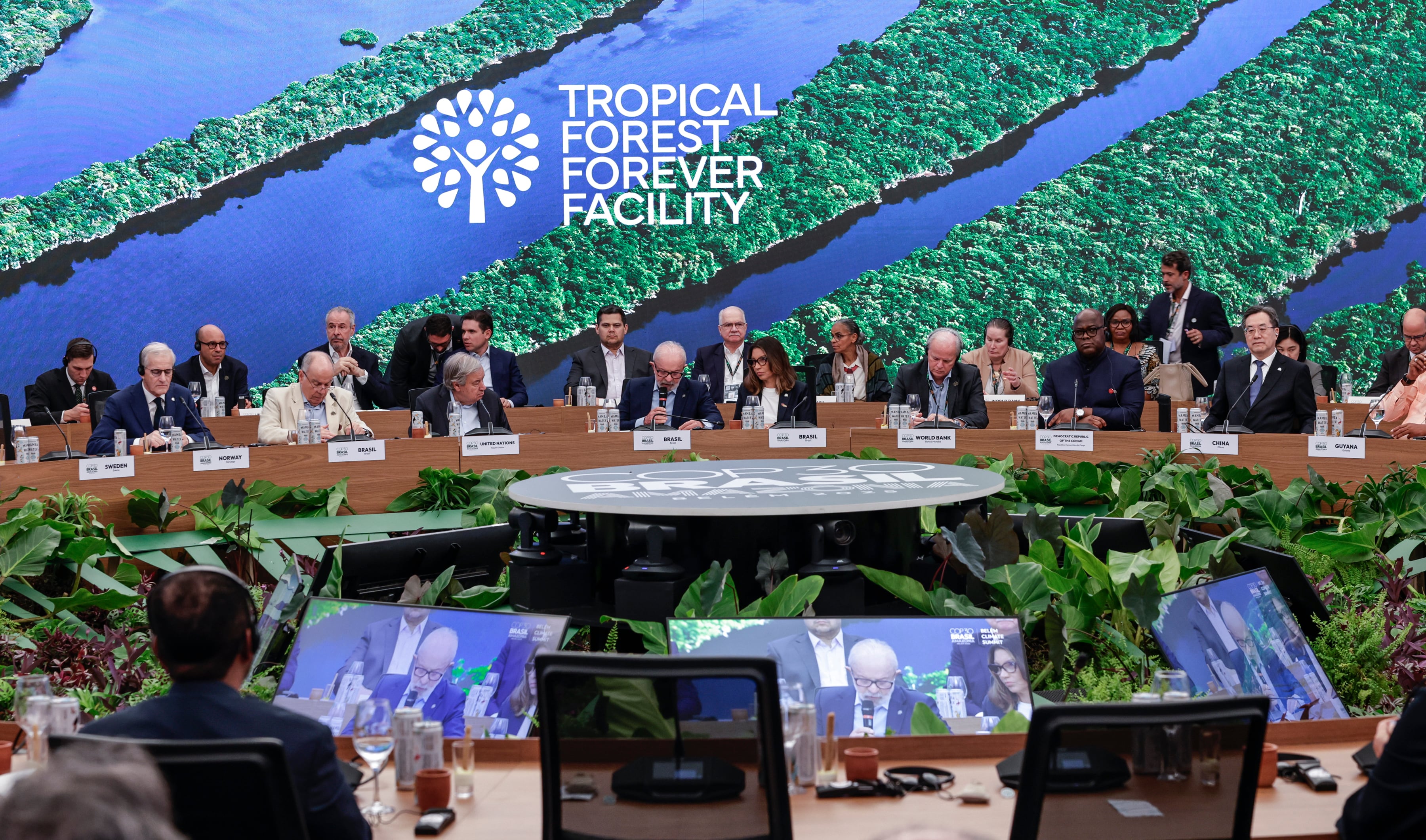 El presidente de Brasil, Luiz Inácio Lula da Silva (c), habla durante el lanzamiento del Fondo Bosques Tropicales para Siempre (TFFF) en la cumbre de líderes de la COP30 en Belém (Brasil).