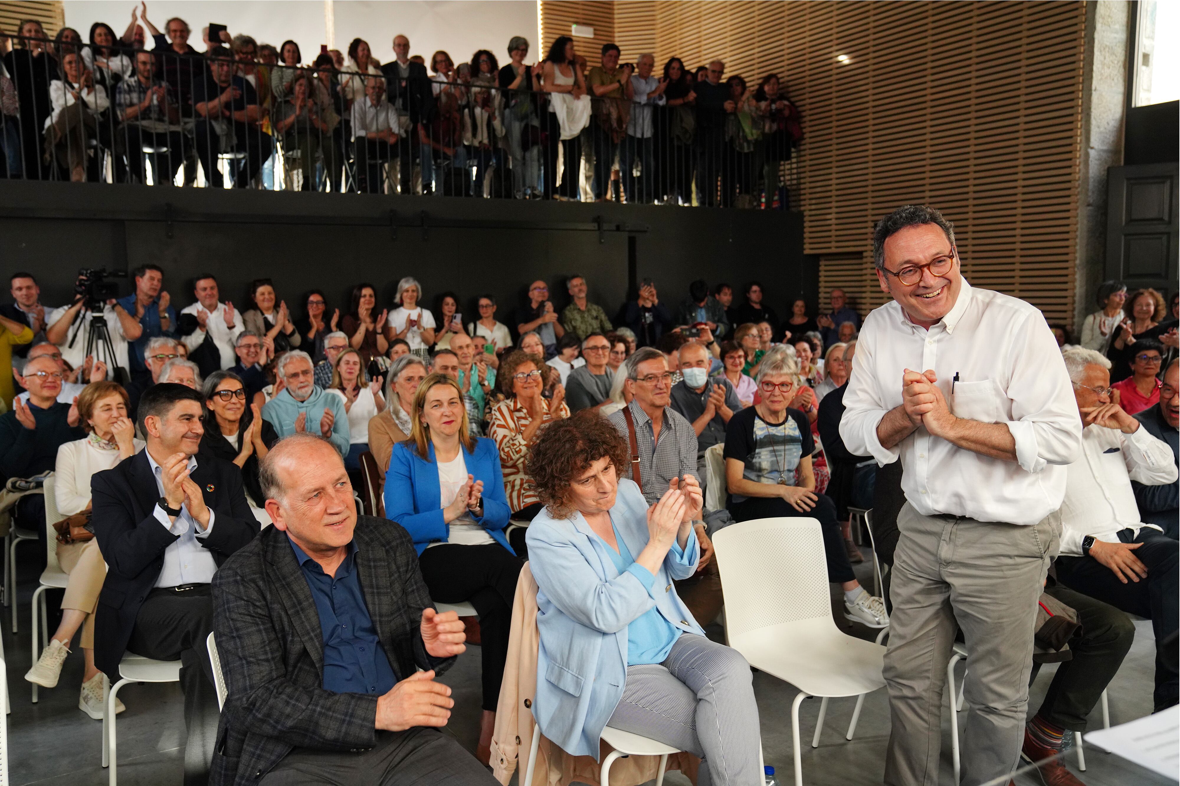 SANTIAGO DE COMPOSTELA GALICIA, SPAIN - APRIL 23: Former Attorney General Alvaro Garcia Ortiz (1r) during a neighbourhood tribute on 23 April 2026 in Santiago de Compostela, Galicia, Spain. (Photo By Alvaro Ballesteros/Europa Press via Getty Images)