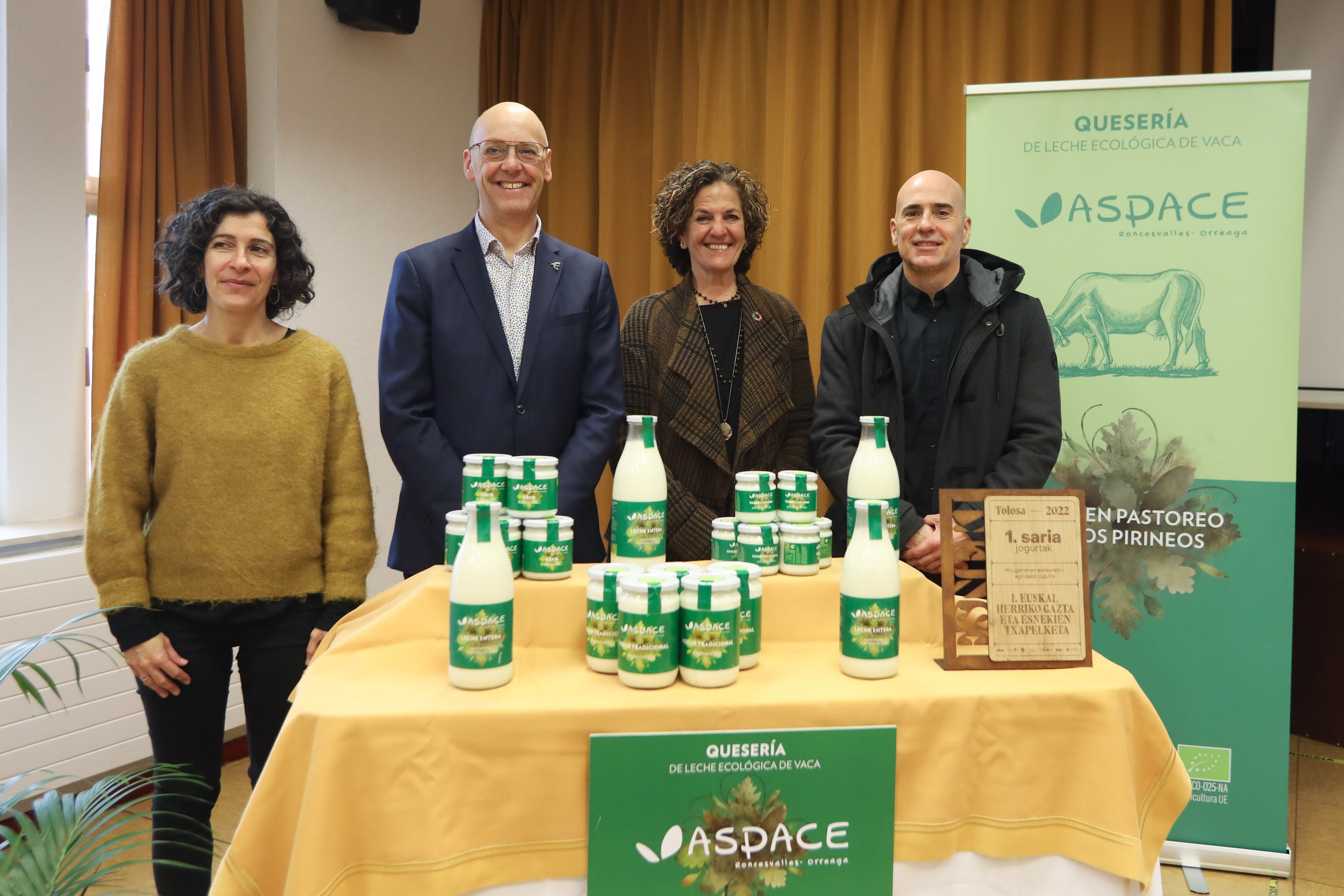 El Gobierno impulsa la comercialización de productos lácteos ecológicos elaborados por Aspace en la finca de INTIA en Roncesvalles