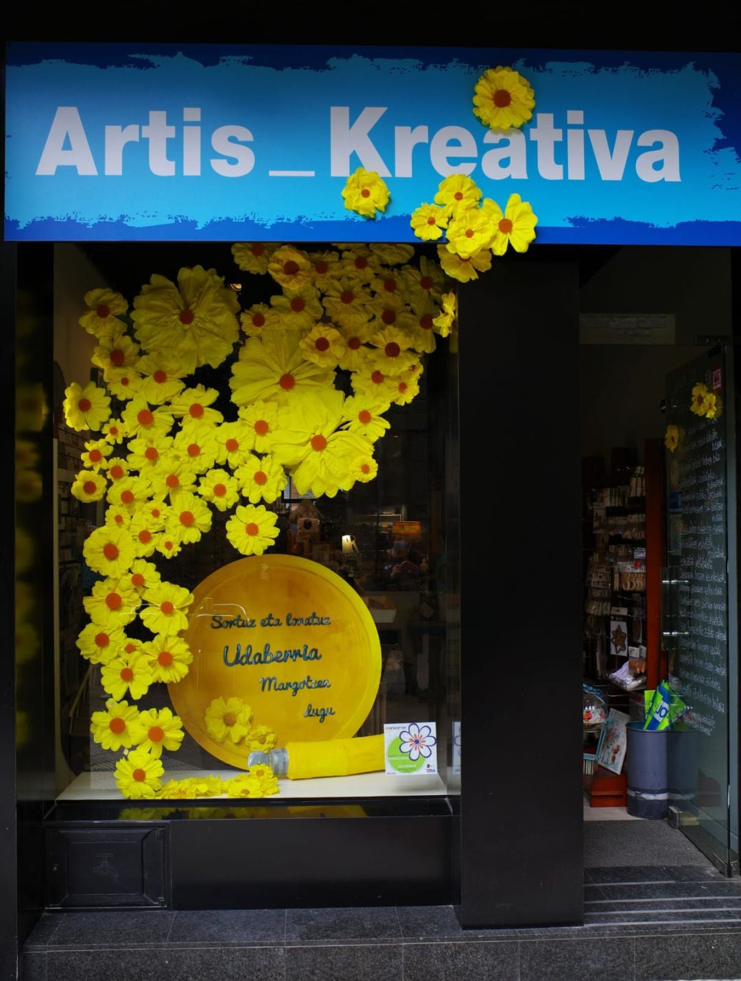 Tienda Artis Kreativa en la calle de El Salvador