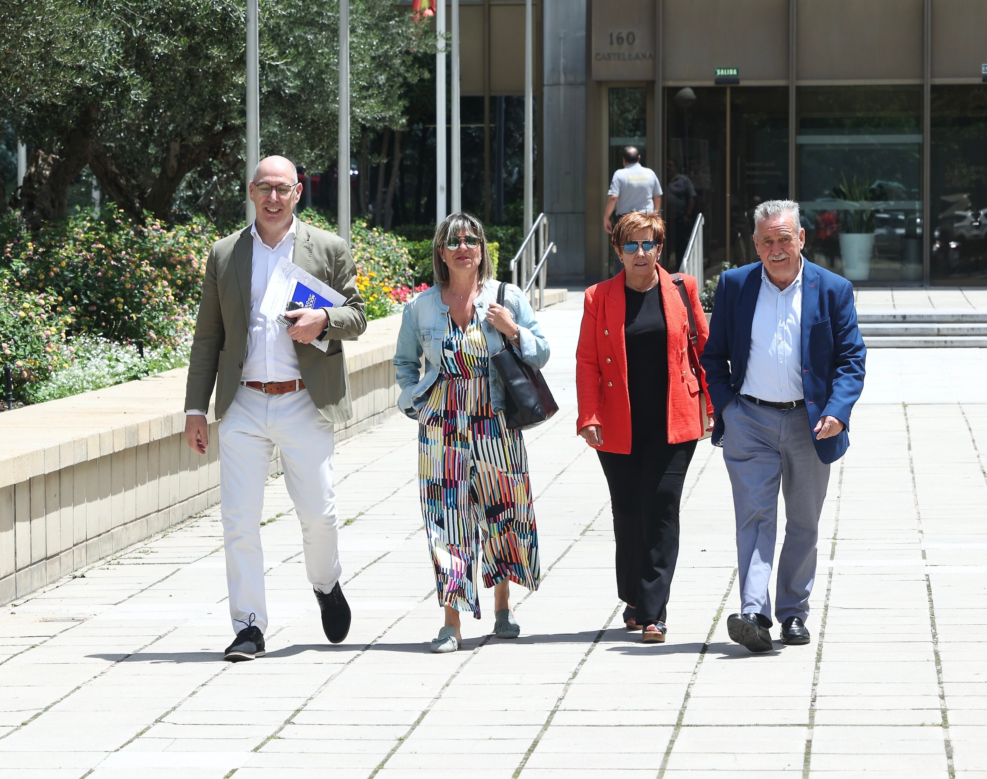 El ministerio de Industria, Comercio y Turismo, ha emplazado a Cerealto Siro Foods a una reunión para trabajar en el tema de la planta galletera de Venta de Baños (Palencia). En la imagen el viceconsejero de Empleo Carlos Martin junto a los representantes sindicales y el alcalde Venta de Baños a la salida de la reunión-