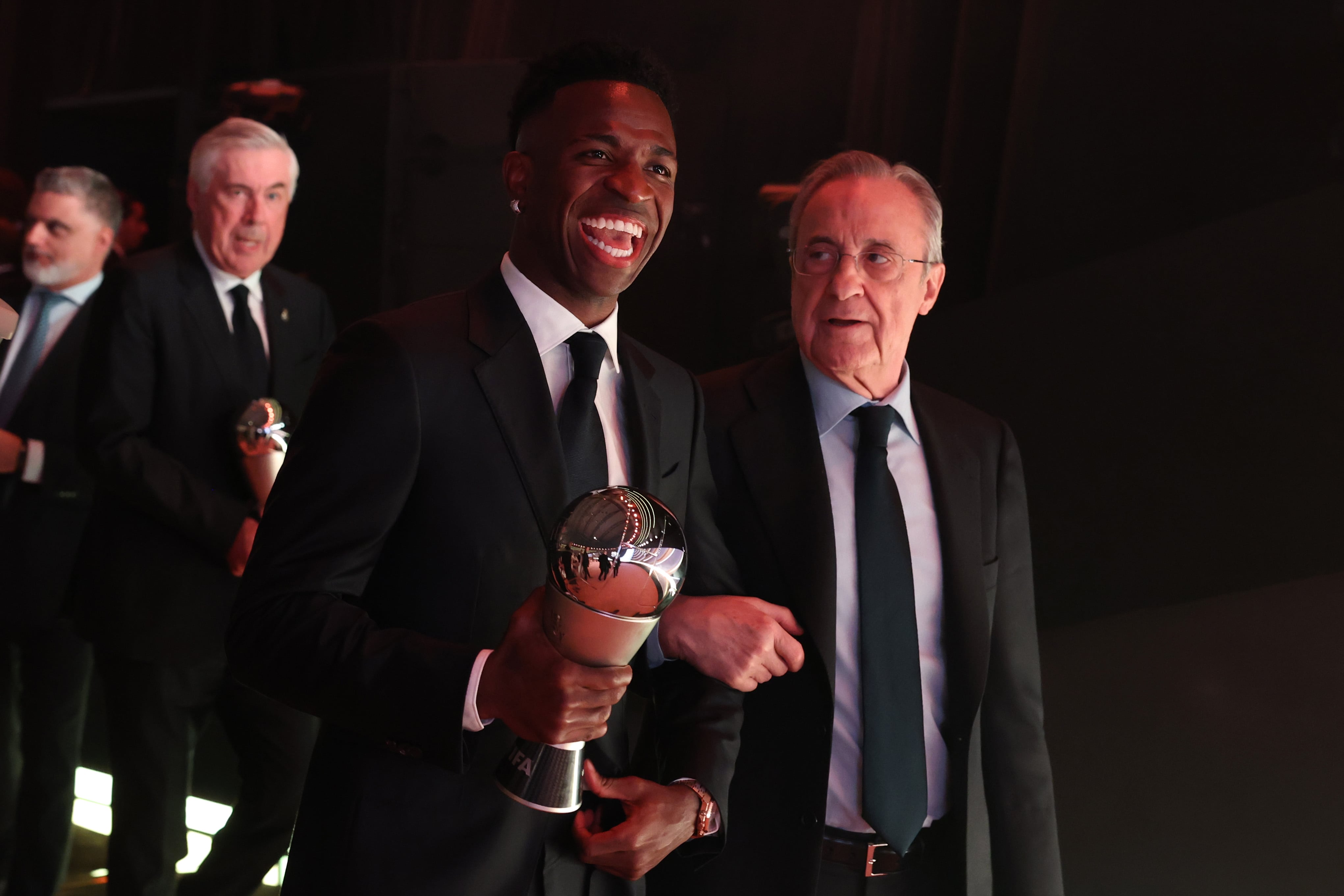 Vinicius Junior y Florentino Pérez, en la entrega de los premios The Best. (Photo by Christopher Pike - FIFA/FIFA via Getty Images)