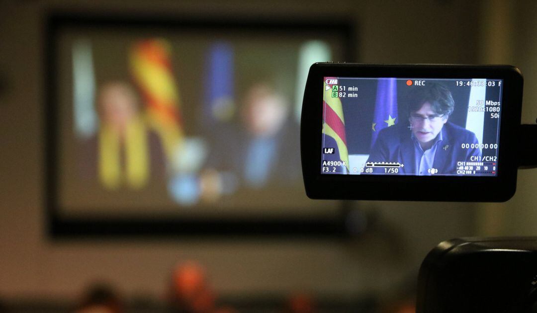 Pantalla d&#039;una càmera de televisió enfocant la connexió de Puigdemont