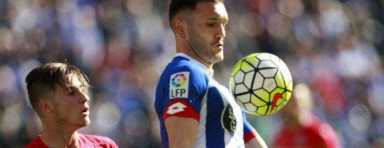 El delantero del Deportivo Lucas Pérez  pelea un balón con el defensa del Getafe.