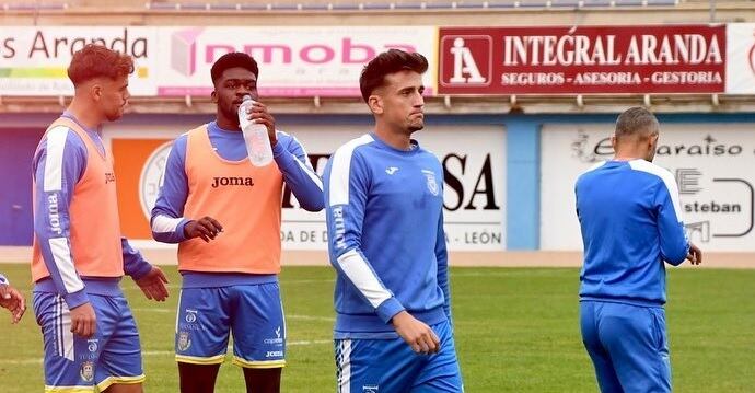 Varios de los jugadores de la Arandina durante una sesión preparatoria