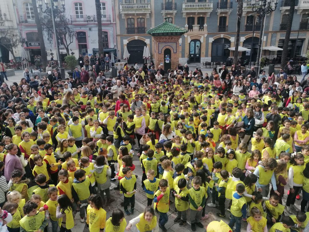 Escolarres del CEIP Prácticas de Huelva celebrando el Día de la Paz en la Plaza de las Monjas de Huelva capital