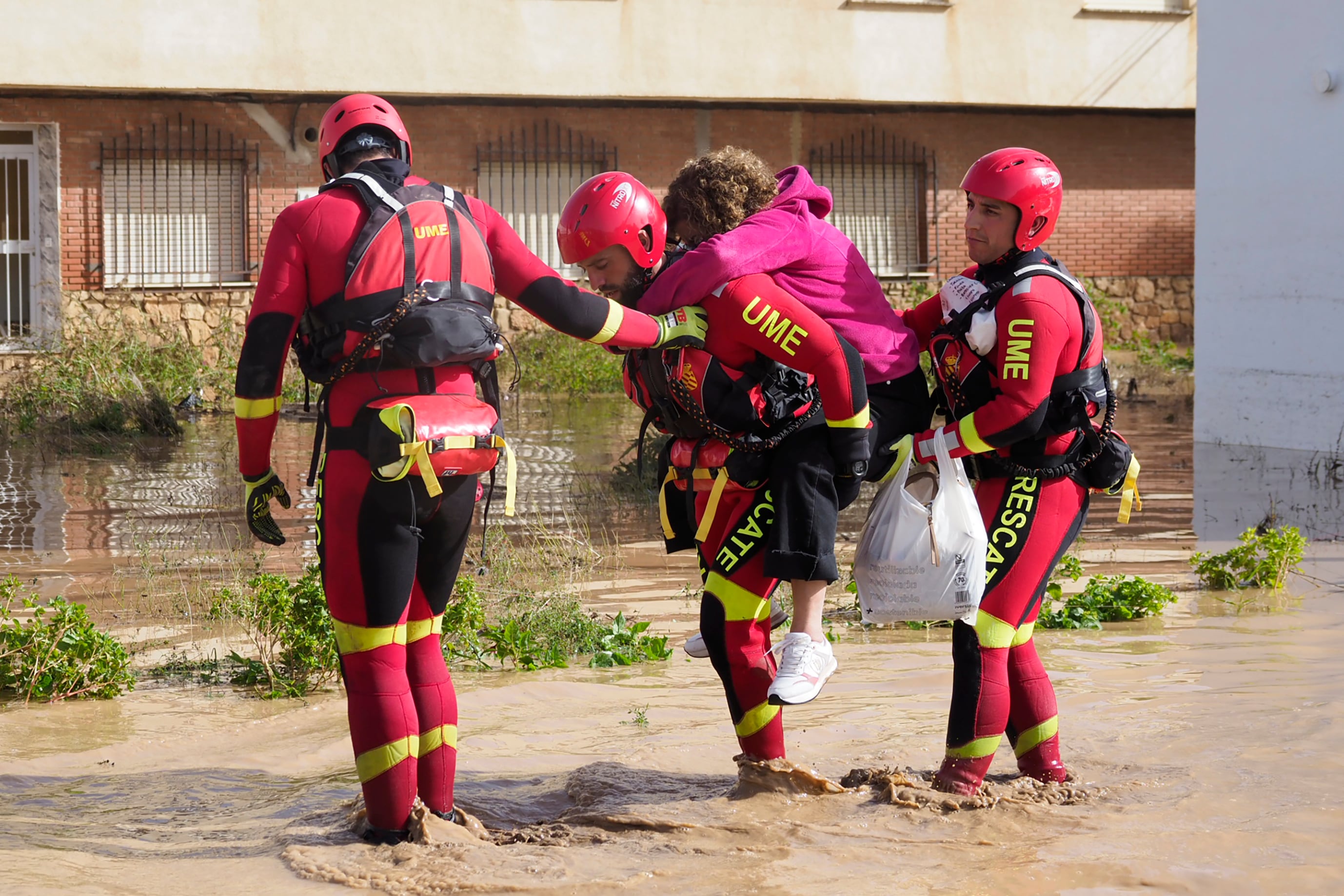 "Ha sido una noche muy dura": Riba-roja (Valencia) logra rescatar a 700 trabajadores de su área industrial 