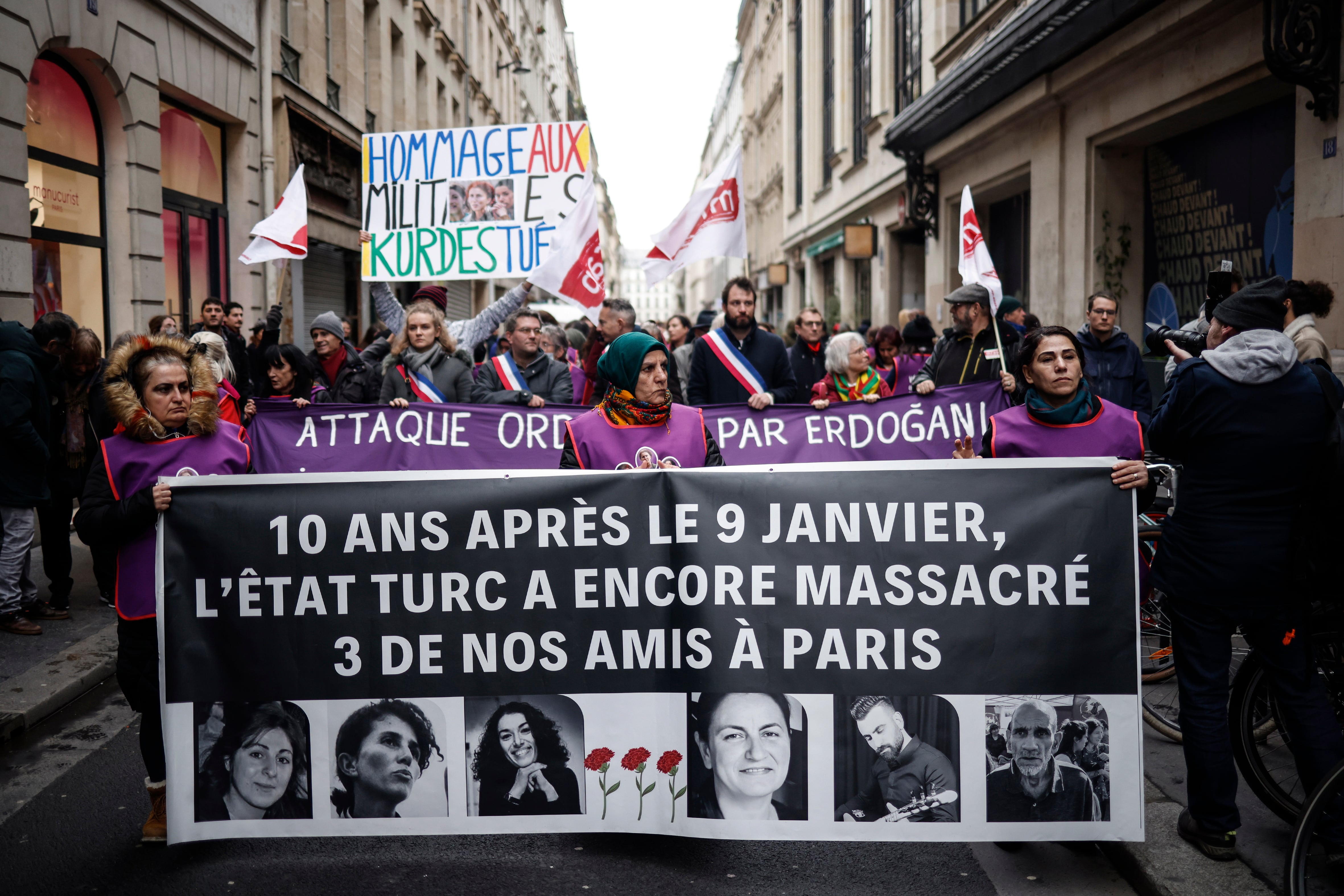 Paris (Francia), 04/01/2023.- Miembros de la comunidad kurda participan en una manifestación con motivo del 10º aniversario del asesinato de tres mujeres kurdas, entre ellas la miembro fundadora del PKK. Fueron asesinadas a tiros en un centro comunitario de París el 10 de enero de 2013. La conmemoración se produce pocos días después de que un hombre armado abriera fuego frente a un centro cultural kurdo en el centro de París el 23 de diciembre de 2022, matando a tres personas. 