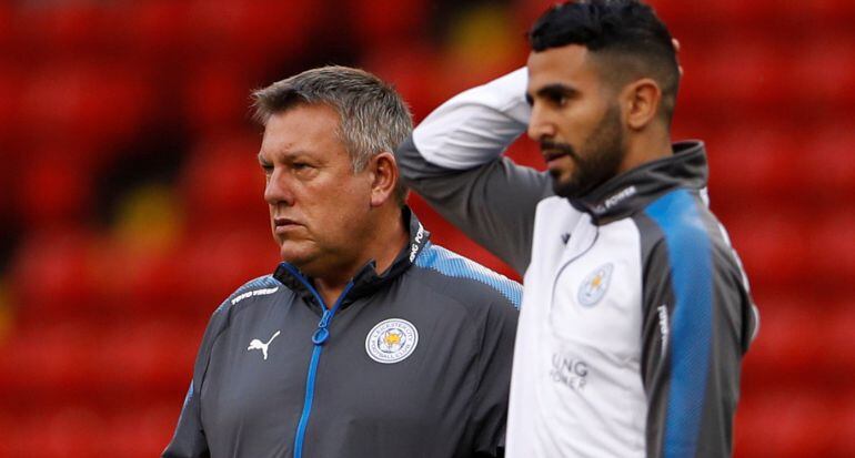 Mahrez habla con el entrenador del Leicester City