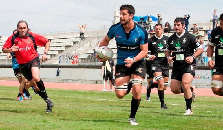 Pedro Montoya arbitrando un partido de liga de rugby.