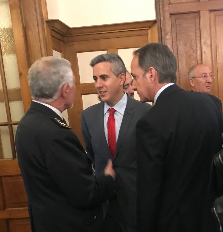 Pablo Zuloaga, el actual delegado del Gobierno, con su antecesor, Samuel Ruiz. 