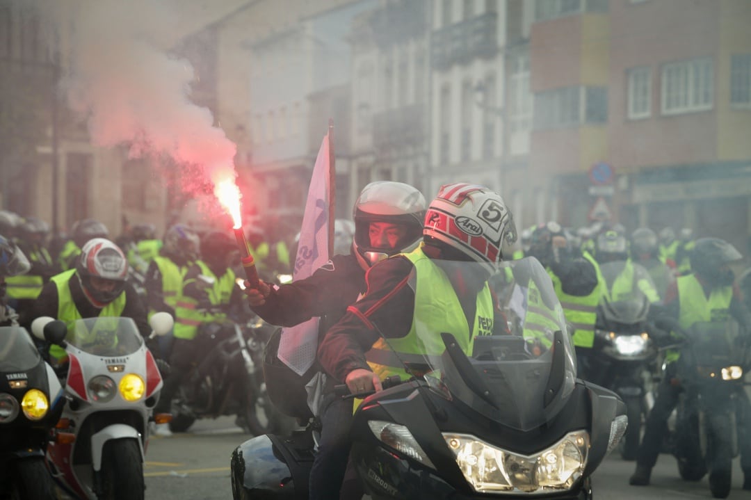 Varios hombres participan en una caravana motera por el futuro de la planta de Alcoa de San Cibrao, a 21 de noviembre de 2021, en Ferreira de Valadouro, Lugo, Galicia (España). Archivo.