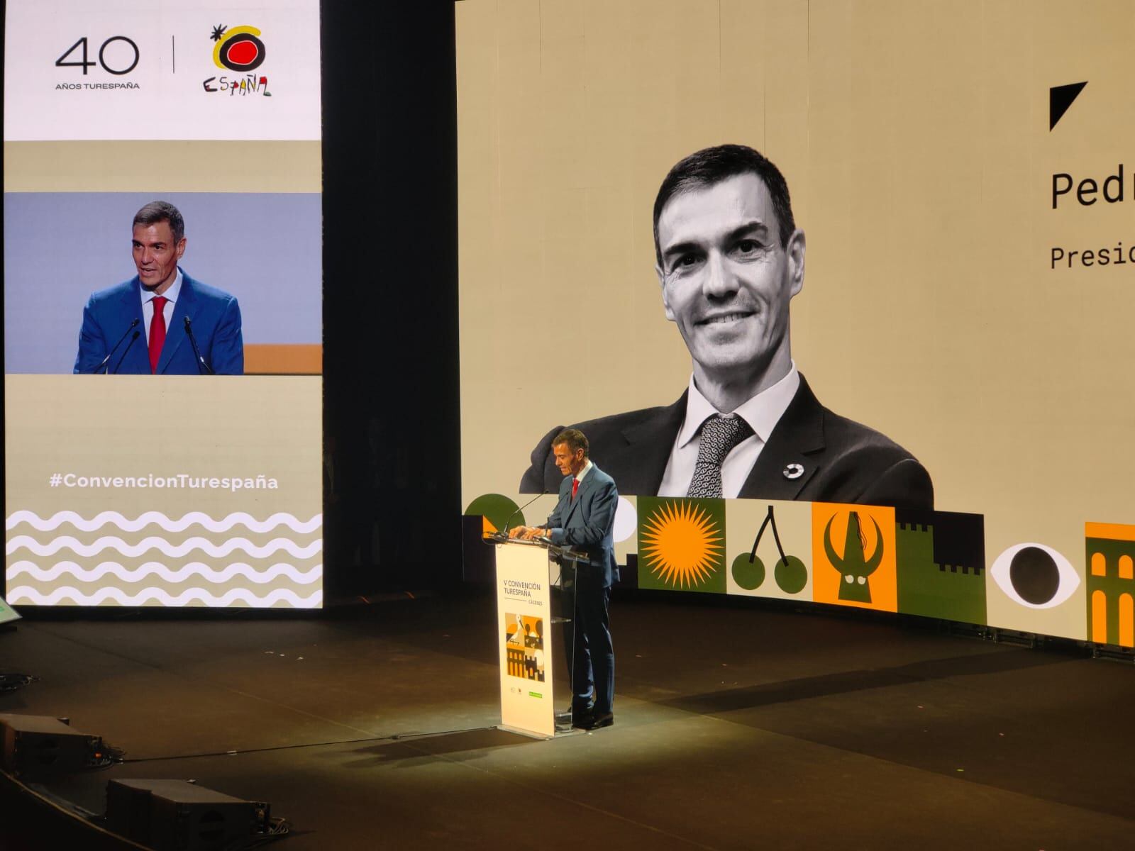 El presidente del Gobierno, Pedro Sánchez, durante su intervención en la V Convención de Turespaña, en Cáceres