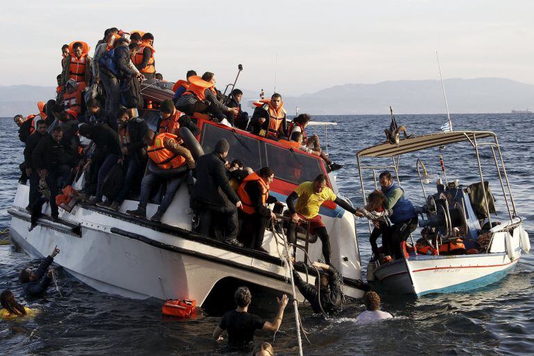 Un barco pesquero evacua a 150 refugiados, la mayoría de ellos sirios, en la isla de Lesbos, en una foto de archivo.