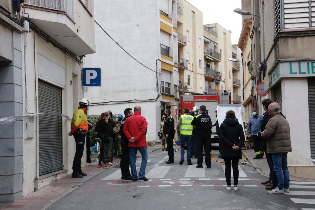 Lugar del incendio con la presencia de los bomberos