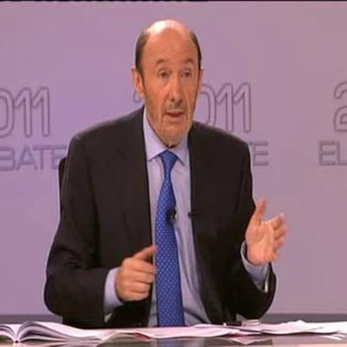 Rubalcaba y Rajoy comparten la importancia de estar "unidos" y "colaborar" en el fin de ETA
