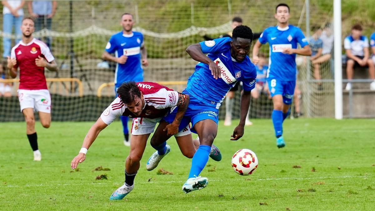 Ben Hamed disputa un balón con un jugador del Nastic