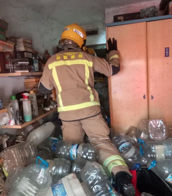 Los Bomberos rescatan a un hombre que pesaba 250 kilos y padecía síndrome de Diógenes / Imágenes cedidas por EL PAÍS