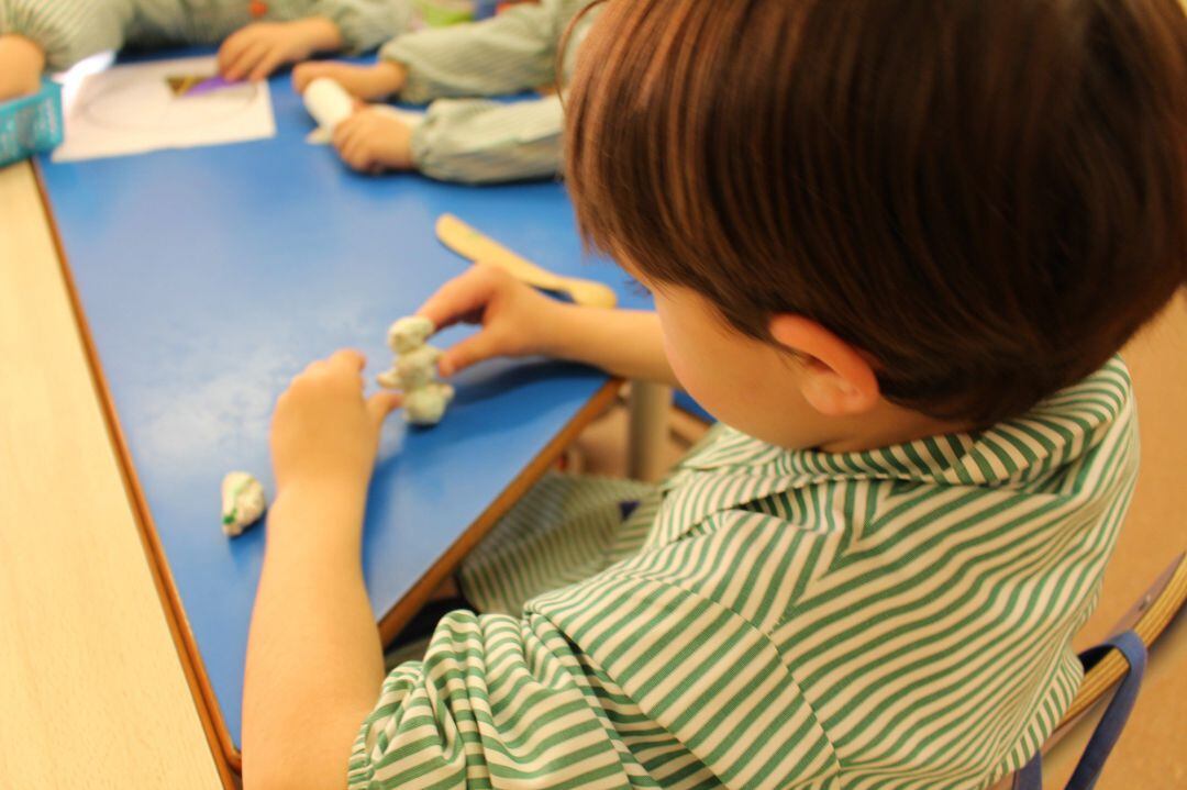 Un niño hace actividades en un aula 