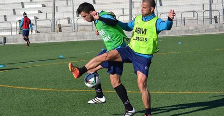 Dos jugadores del Real Jaén durante un entrenamiento esta semana.