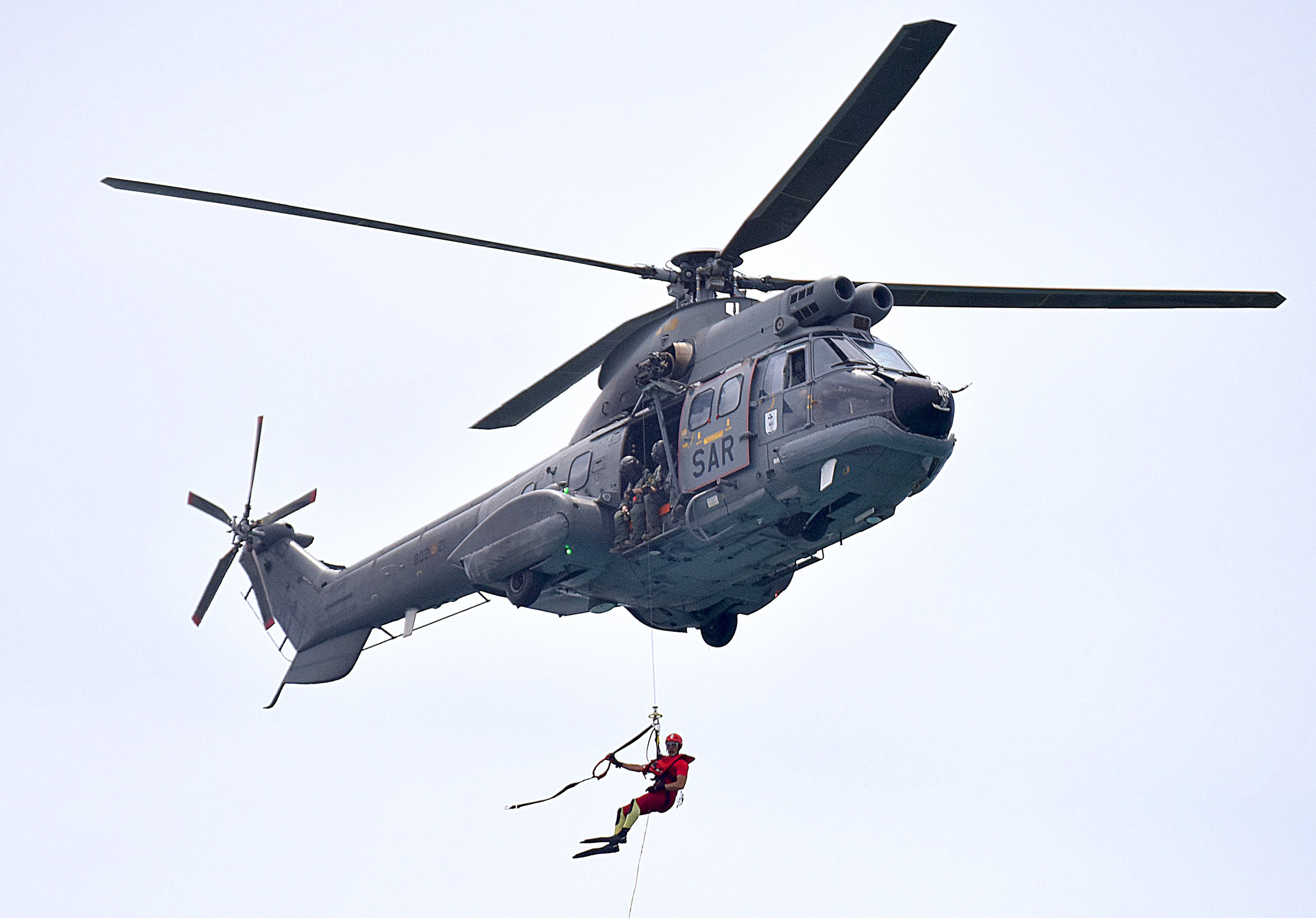 Demostración de rescate por parte de un helicóptero del SAR.