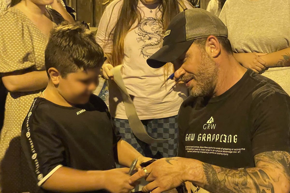 Tom Hardy firma un autógrafo a uno de los niños que se lo pidió durante el rodaje de Venom en Los Mateos