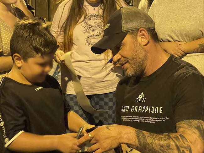 Tom Hardy firma un autógrafo a uno de los niños que se lo pidió durante el rodaje de Venom en Los Mateos