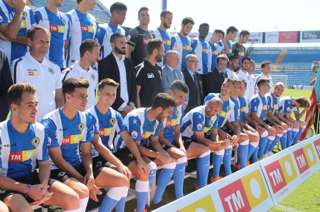 Foto oficial del equipo con Quique Hernández, expresidente