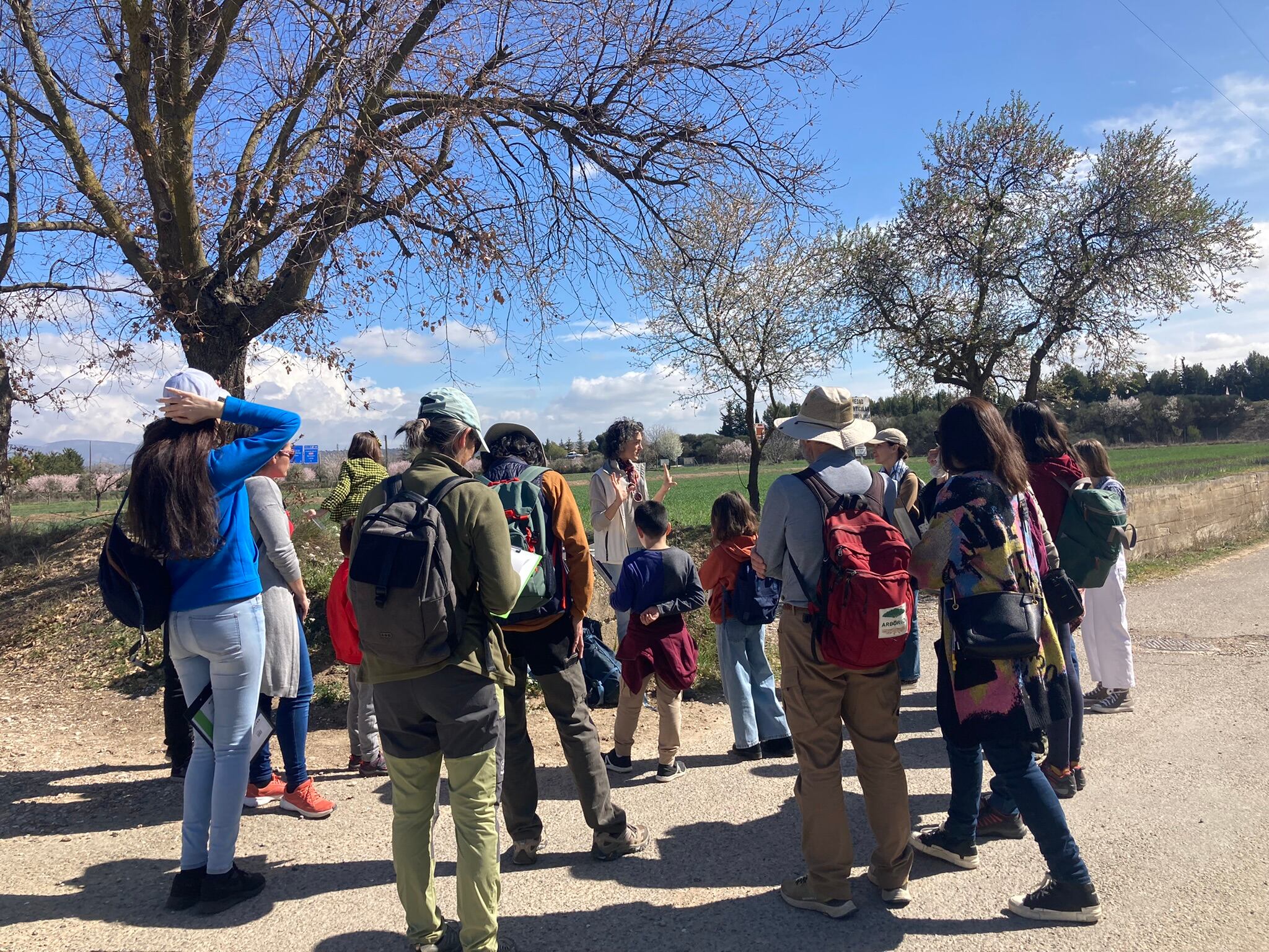 Grupo de personas participando en uno de los paseos botánicos