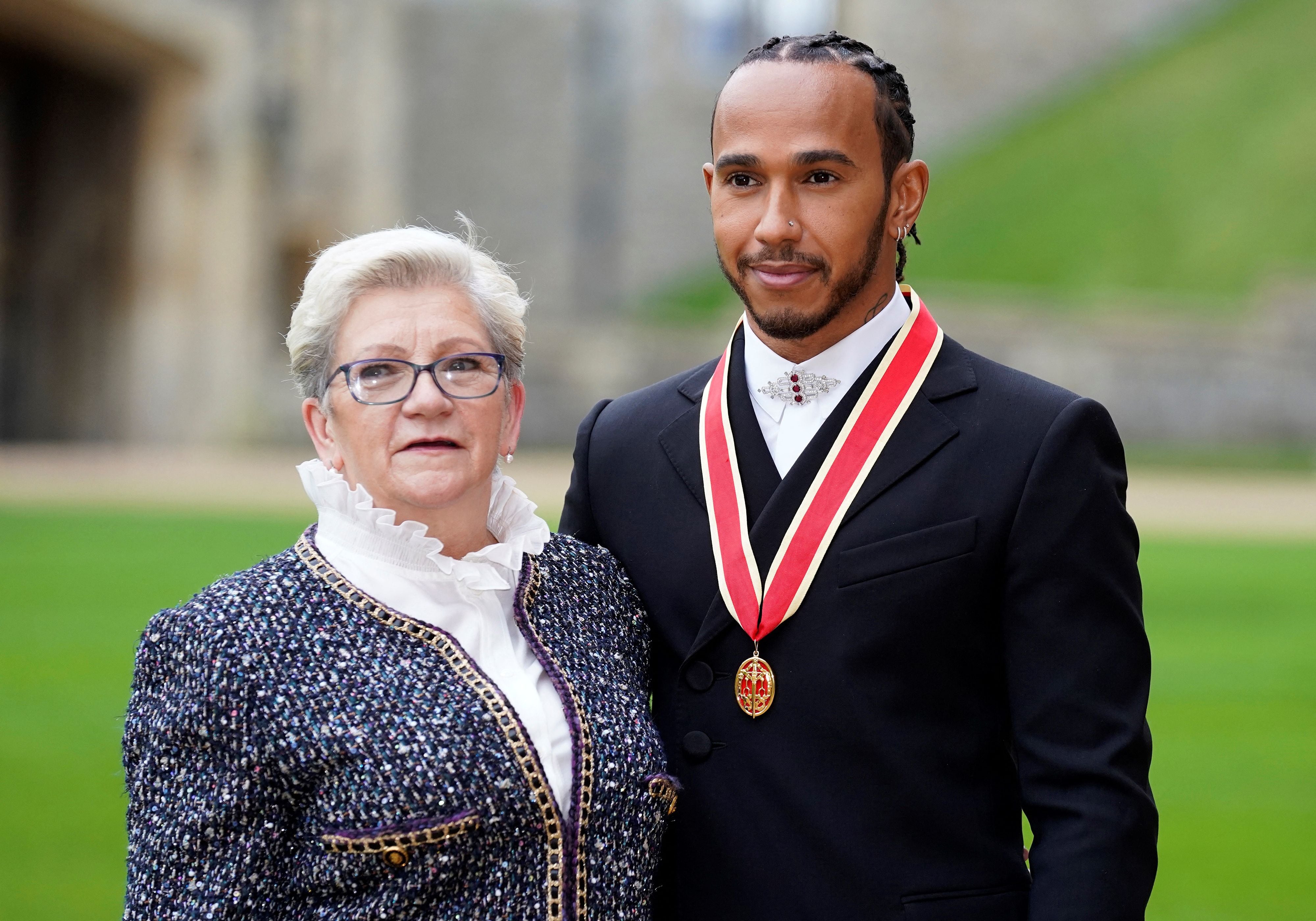 Lewis Hamilton, junto a su madre en su nombramiento como Sir