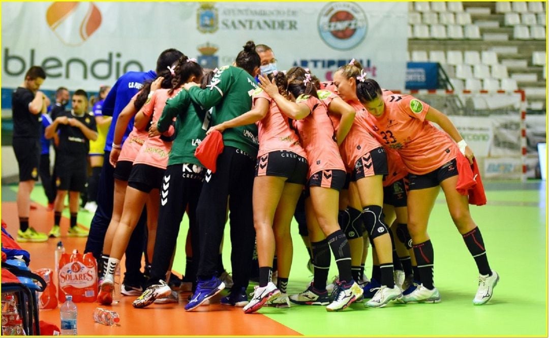 Jugadoras y cuerpo técnico del Lanzarote Puerto del Carmen en la cancha del Pereda de Santander.