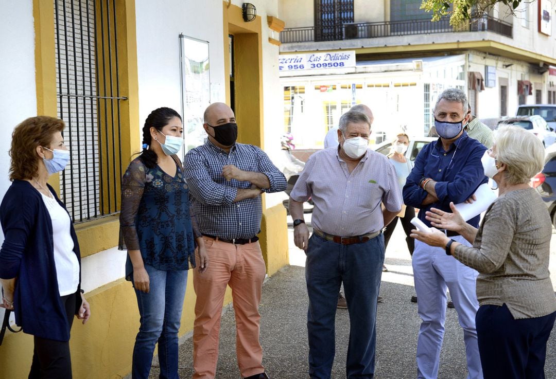 La delegada Ana Herica Ramos junto a vecinos de La Asunción