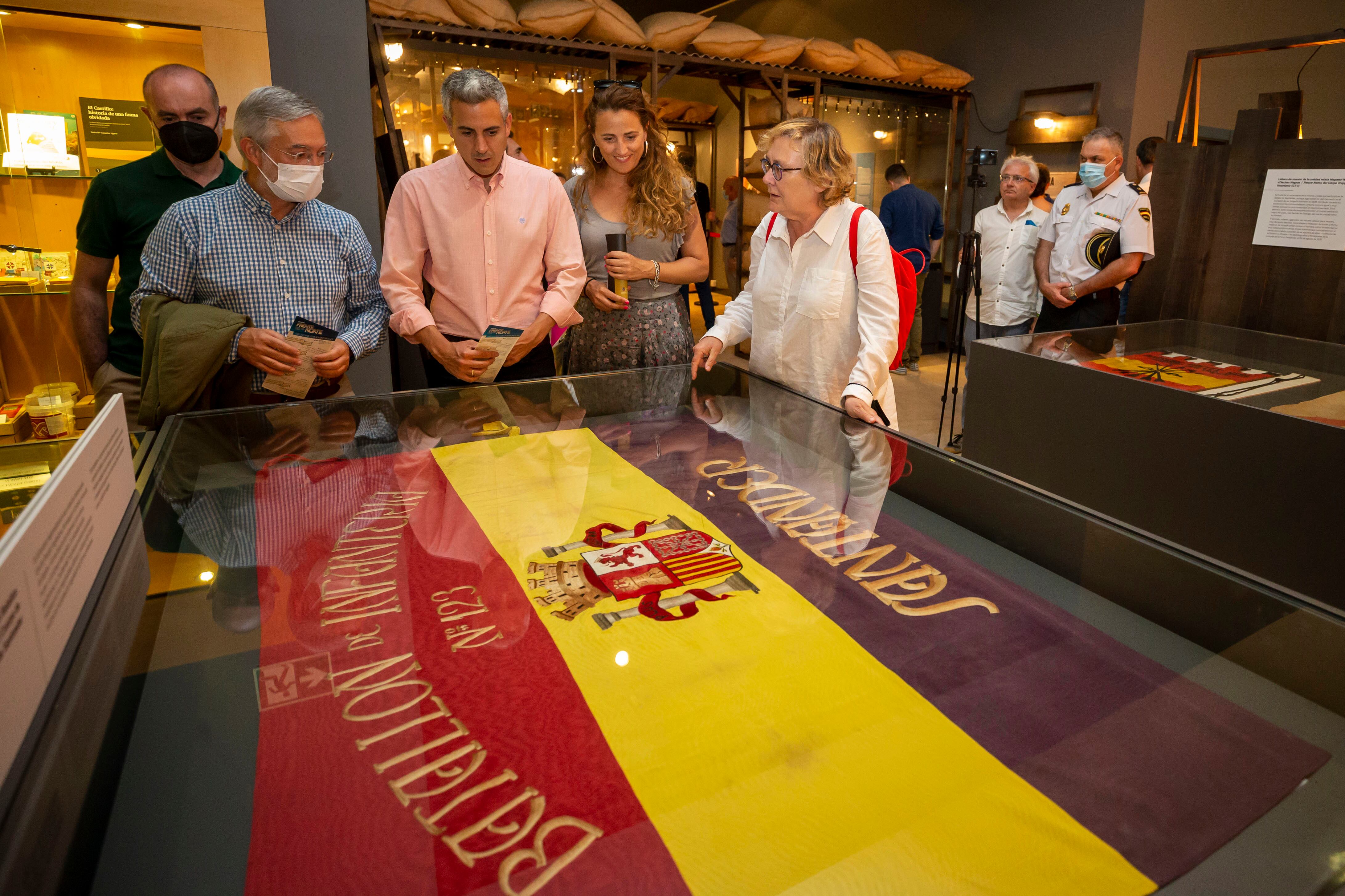 Zoraida Hijosa, en su etapa como directora general del Gobierno de Cantabria, junto al ex vicepresidenta del Ejecutivo, Pablo Zuloaga, durante su participación, en 2022, en la jornada ‘Arqueología de la Guerra Civil Española en Cantabria: Frente Norte’.