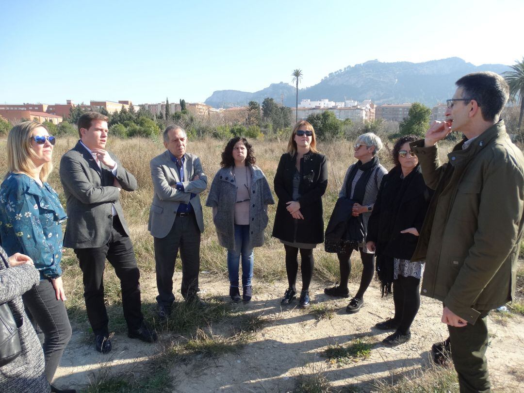 Visita a los terrenos del colegio Pla de la Mesquita