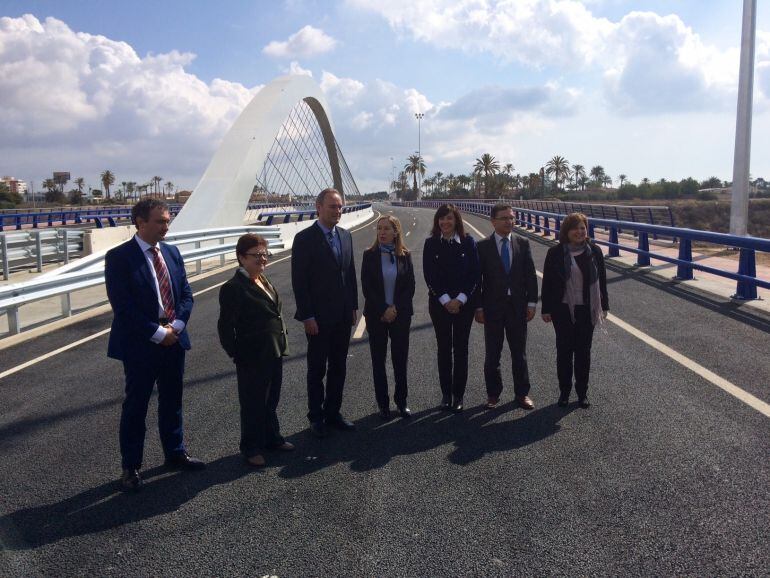 Ana Pastor y otros políticos en la inauguración de la Ronda Sur en marzo de 2015