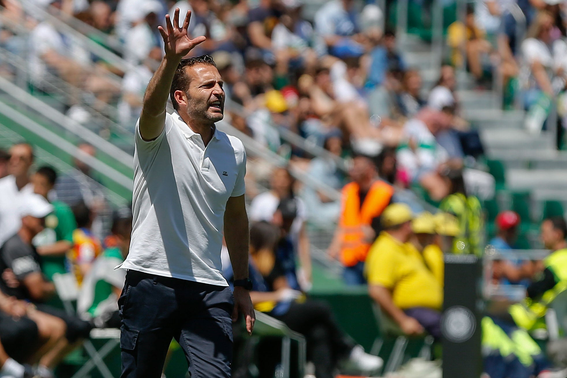 ELCHE, 23/04/2023.- El entrenador del Valencia FC, Rubén Baraja durante el encuentro correspondiente a la treintava jornada de LaLiga entre el Elche y el Valencia este domingo en el estadio Martínez Valero de Elche. EFE/Manuel Lorenzo
