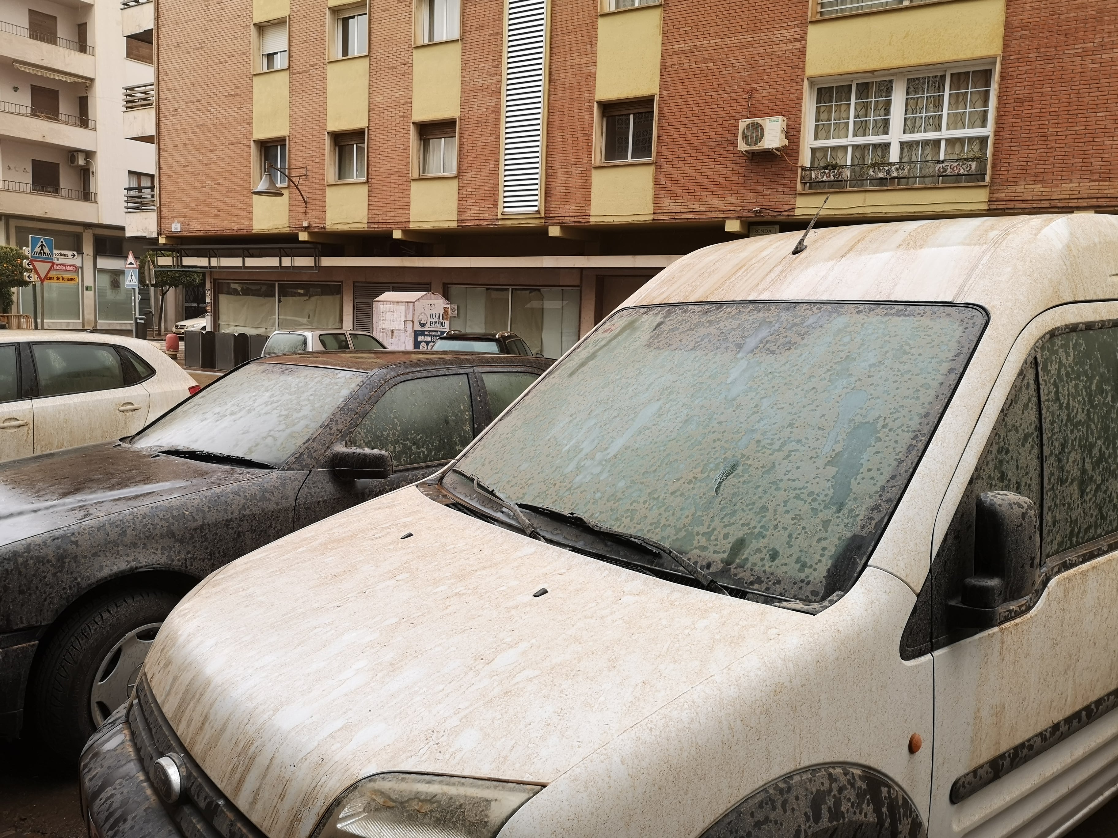 Los coches estacionados en las calles están sufriendo los efectos del atípico fenómeno meteorológico