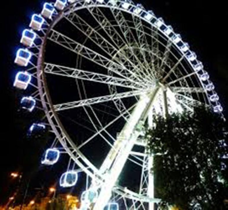 El Ayuntamiento de Sevilla ha autorizado hoy a la entidad Sequoia Partners S.L. la ejecución de trabajos previos a la instalación de una noria-mirador de 40 metros y otras construcciones adyacentes para usos complementarios en el muelle de las Delicias, junto al río Guadalquivir y el parque de María Luisa.