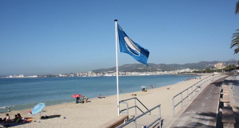 Una playa de Galicia con bandera azul. 