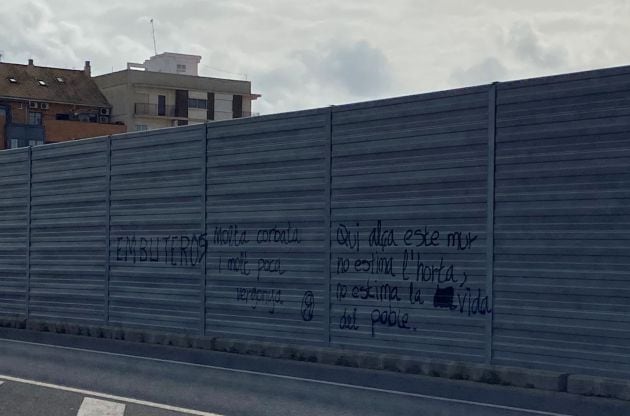 Pintadas de protesta por el muro acústico instalado en Benifaraig