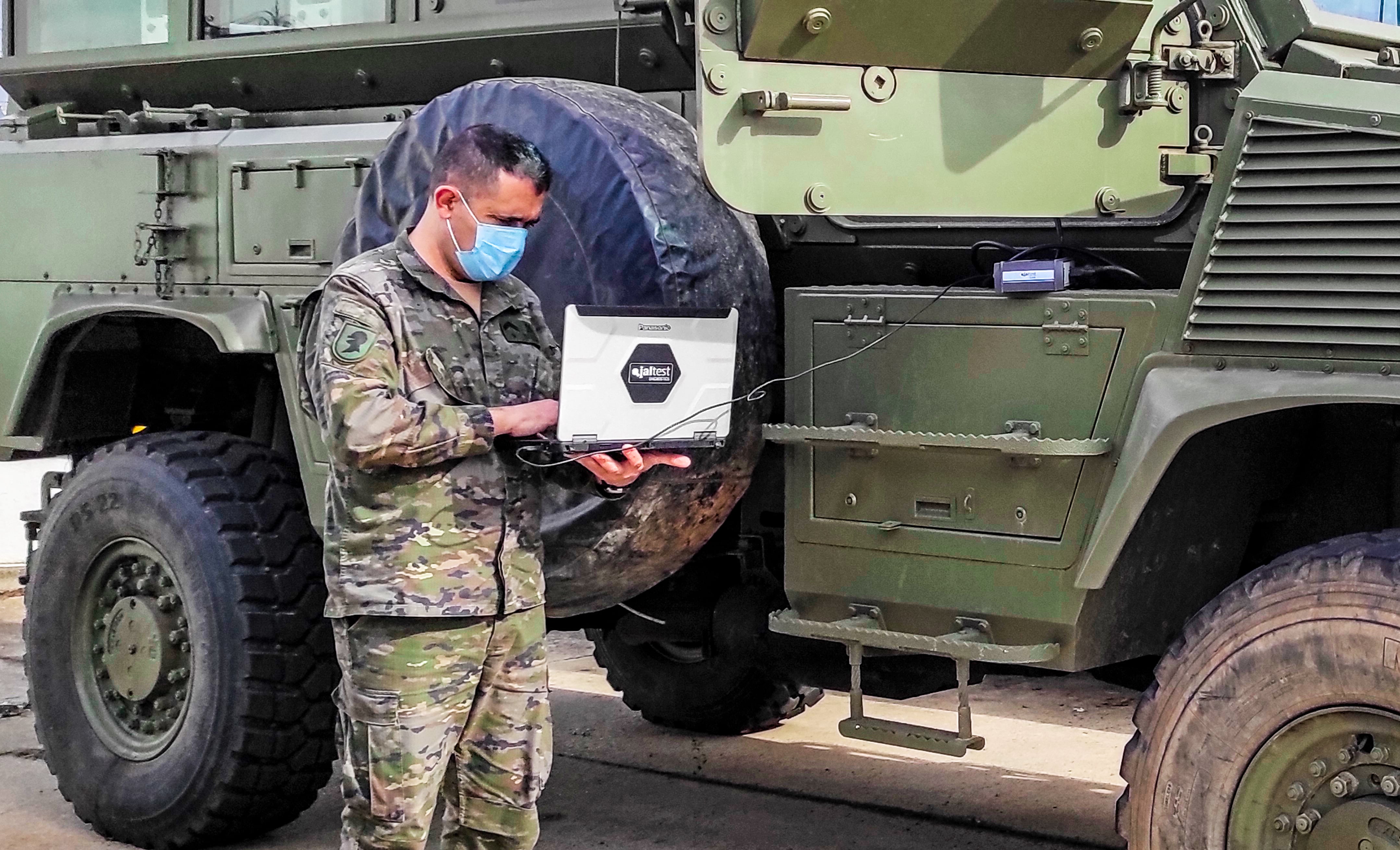 Un militar emplea el Jaltest en un vehículo militar para realizar una diagnosis del estado del mismo