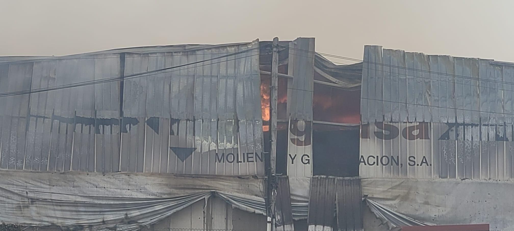 Los bomberos aun trabajan para extinguir el incendio aunque está controlado