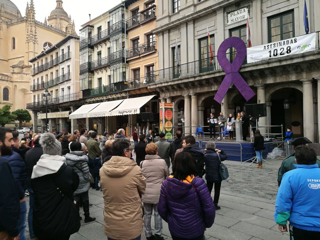 Acto contra la violencia hacia las mujeres en la Plaza Mayor de Segovia (imagen de archivo)