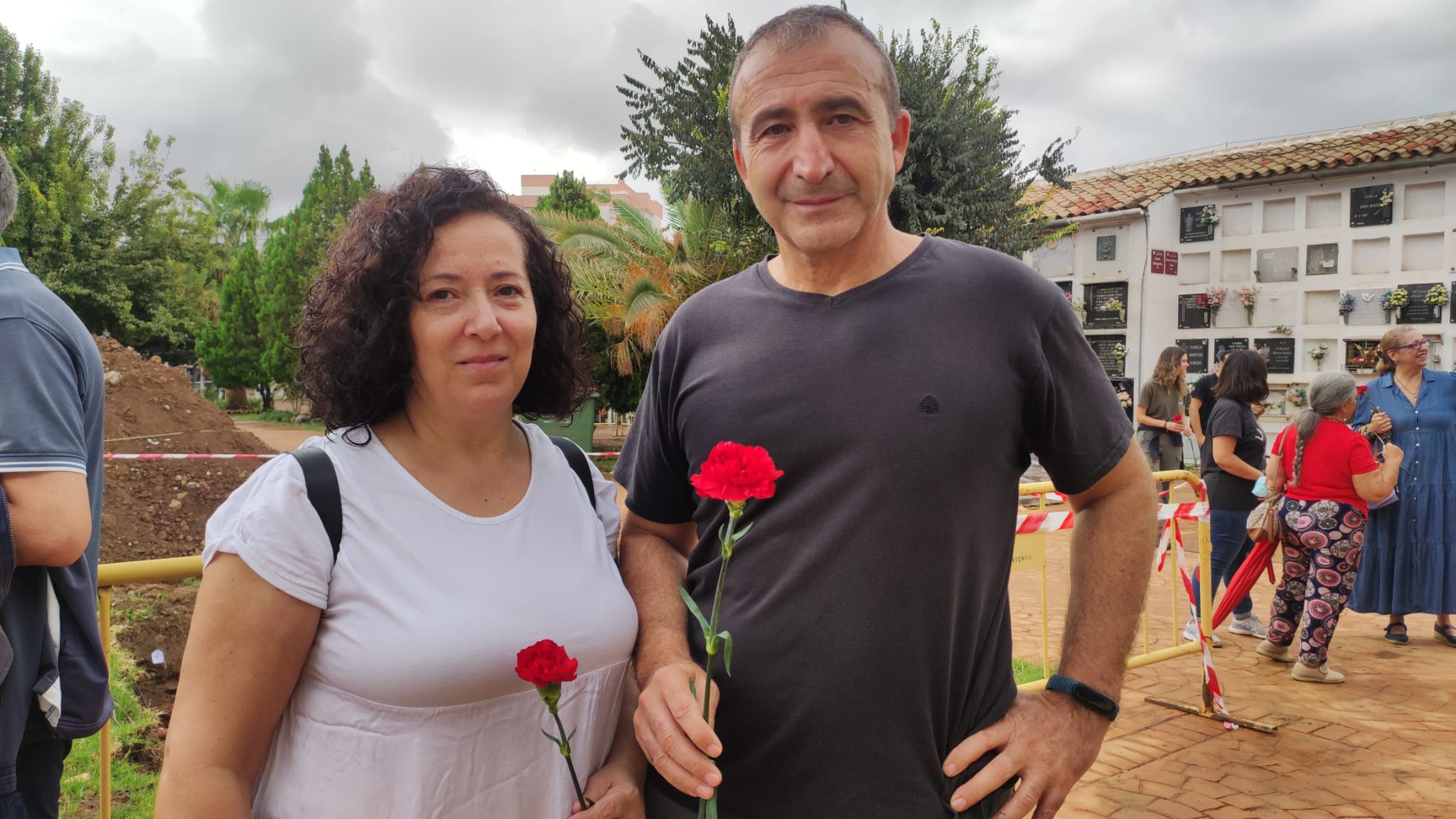 juan Escudero y su mujer portando un clavel rojo en memoria de su abuelo y de las víctimas de la Guerra Civil y la Posguerra