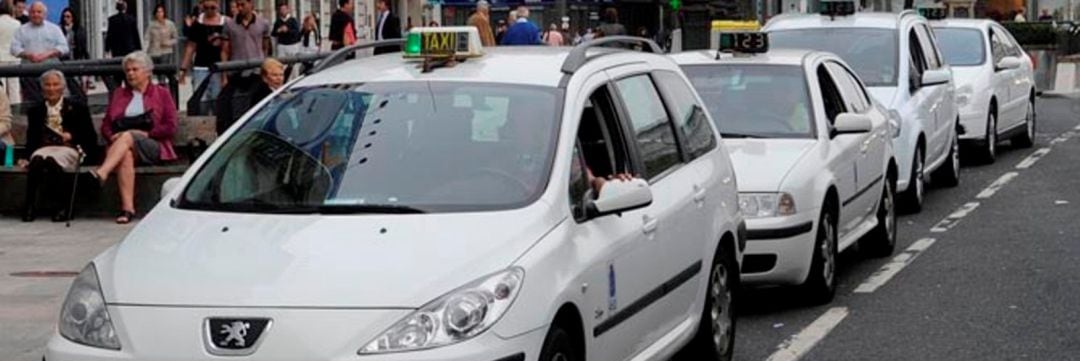 Taxis en la parada del obelisco de A Coruña