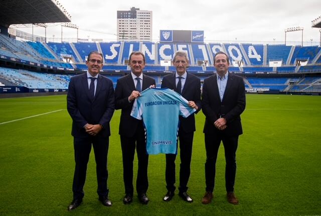 Los dirigentes de la Fundación Unicaja y del Málaga CF posan tras la firma