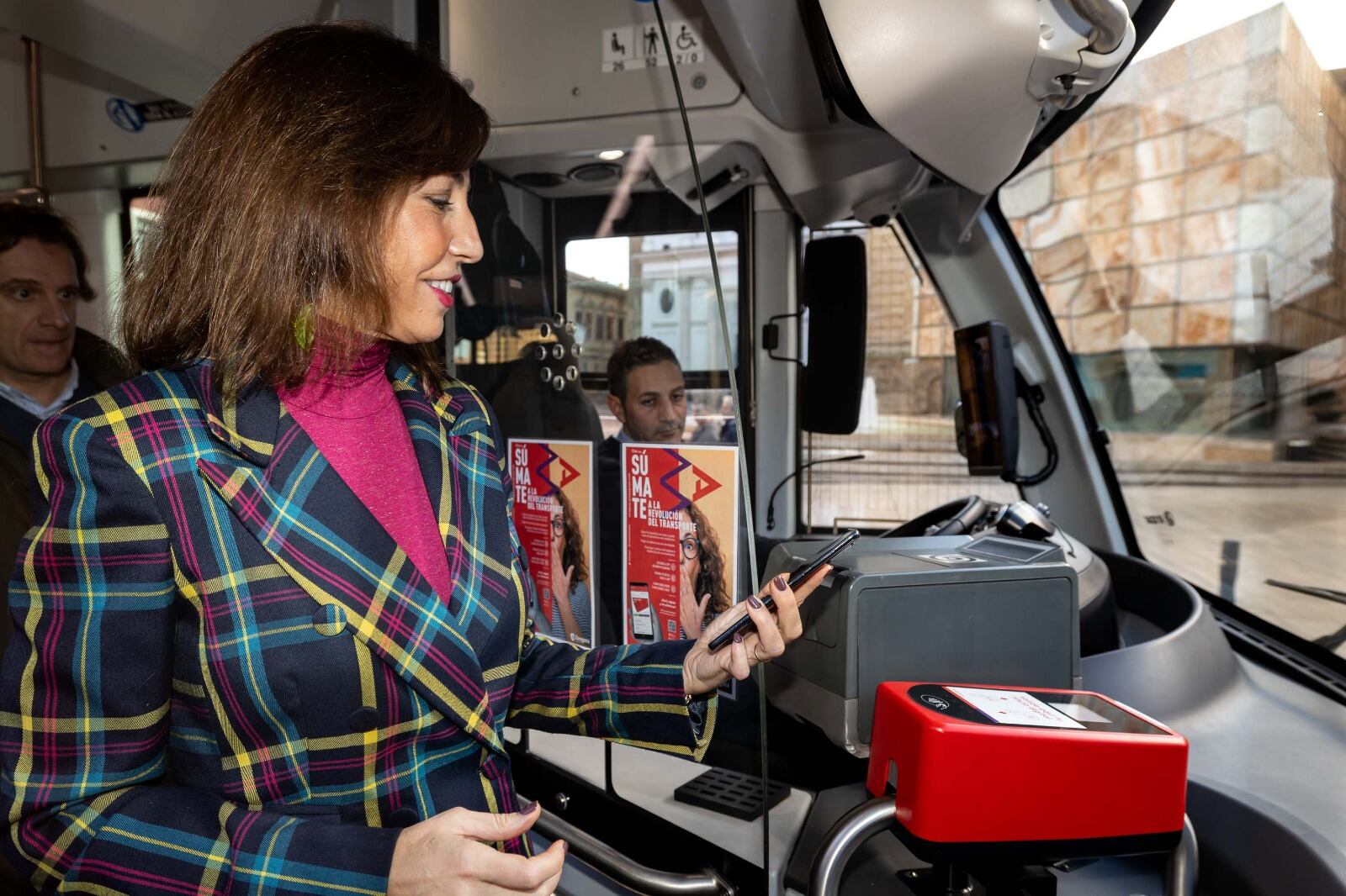 La concejala de Servicios Públicos y Movilidad, Natalia Chueca, probando el nuevo sistema de pago del bus urbano de Zaragoza