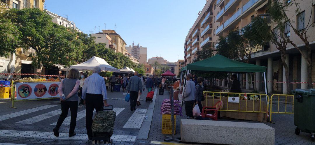 Mercadillo de fruta y verdura en la calle La Vía, en Dénia.